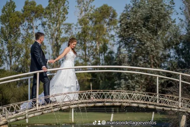 Pareja de novios en puente - celebración de boda en Mansión del Lago